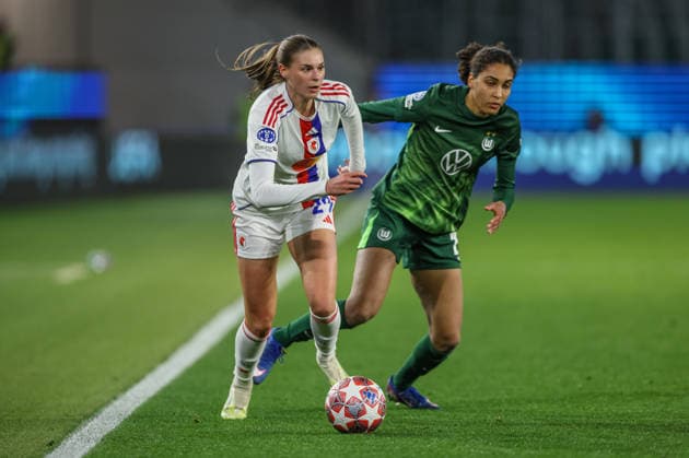 GER, Wolfsburg, VfL Wolfsburg vs Olympique Lyon, WomenÂs Champions League, Football, UEFA, Season 2025 2026, AOK Arena, Quarter-final, First leg in picture f l Jule Brand Olympique Lyon Women 29 , Cora Zicai VfL Wolfsburg Women 28 , Duel DFB DFL REGULATIONS PROHIBIT ANY USE OF PHOTOGRAPHS AS IMAGE SEQUENCES AND OR QUASI VIDEO, 24 03 2026 Copyright: HMBxMedia HendrikxHamelau