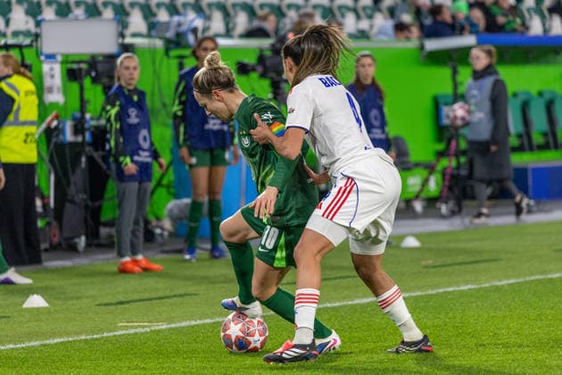 Germany Football UEFA Women™s Champions League 2025 2026, quarter-final VfL Wolfsburg vs OL Lyonnes Volkswagen Arena Wolfsburg Huth Svenja VfL Wolfsburg, 10 in duel against Bacha Selma OL Lyonnes, 4 Copyright: xMichellexLukax