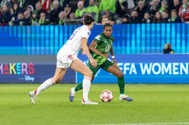 Germany Football UEFA Women™s Champions League 2025 2026, quarter-final VfL Wolfsburg vs OL Lyonnes Volkswagen Arena Wolfsburg Engen Ingrid OL Lyonnes, 15 in duel against Beerensteyn Lineth VfL Wolfsburg, 9 Copyright: xMichellexLukax