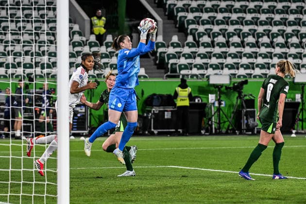 Soccer I Women I Season 2025 2026 I Champions League I Quarter-finals I VfL Wolfsburg OL Lyonnes I 24 03 2026 Parade by Stina Johannes 1, VfL Wolfsburg , who catches the ball in the air Wolfsburg Volkswagen Arena Niedersachsen Germany Copyright: xLobeca InesxHähnelx