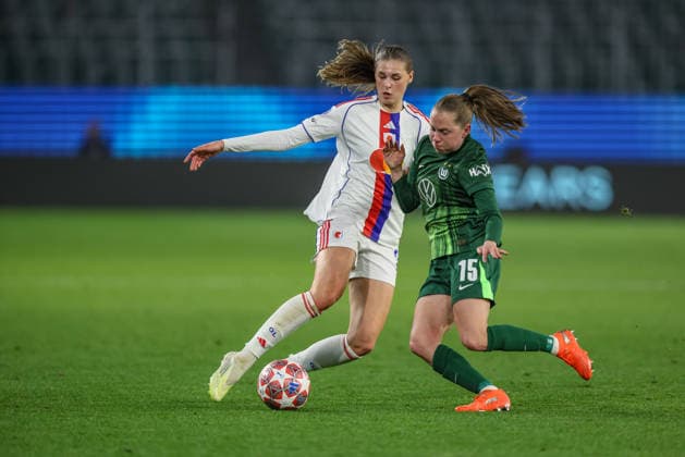 GER, Wolfsburg, VfL Wolfsburg vs Olympique Lyon, WomenÂs Champions League, Football, UEFA, Season 2025 2026, AOK Arena, Quarter-final, First leg in picture from l Jule Brand Olympique Lyon Women 29 , Janou Levels VfL Wolfsburg Women 15 , Duel DFB DFL REGULATIONS PROHIBIT ANY USE OF PHOTOGRAPHS AS IMAGE SEQUENCES AND OR QUASI VIDEO, 24 03 2026 Copyright: HMBxMedia HendrikxHamelau