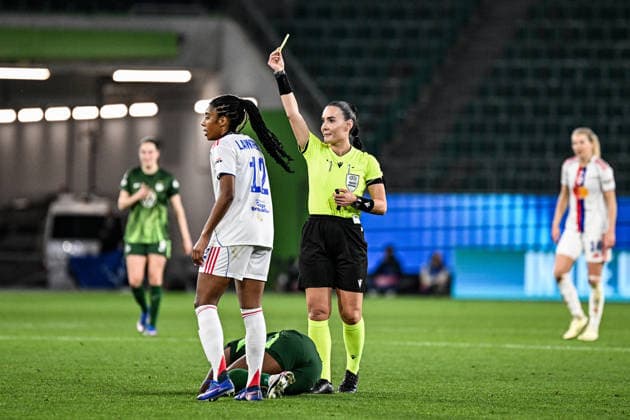 Soccer I Women I 2025 2026 season I Champions League I Quarter-finals I VfL Wolfsburg OL Lyonnes I 24 03 2026 Ashley Lawrence 12, OL Lyonnes is shown a yellow card by referee Emanuela Rusta UEFA, Alb for a foul on Lineth Beerensteyn 9, VfL Wolfsburg , who is lying on the ground Wolfsburg Volkswagen Arena Niedersachsen Germany Copyright: xLobeca InesxHähnelx