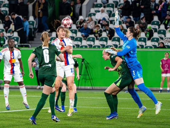 Lindsey Heaps OL Lyonnes, 10 heading against Janina Minge VfL Wolfsburg, 06 and Stina Johannes VfL Wolfsburg, 01 VfL Wolfsburg vs Olympique Lyon, Football, Womens UEFA Champions League, Quarter-finals, 2025 2026 season, 24 03 2026 VfL Wolfsburg vs Olympique Lyon, Football, Womens UEFA Champions League, Quarter-finals, 2025 2026 season, 24 03 2026 Wolfsburg Copyright: xEibner-Pressefoto DamianxKruczynx EP_DKI