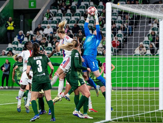 Stina Johannes VfL Wolfsburg, 01 faengt den Ball VfL Wolfsburg vs Olympique Lyon, Football, Women UEFA Champions League, quarter-finals, 2025 2026 season, 24 03 2026 VfL Wolfsburg vs Olympique Lyon, Football, Women UEFA Champions League, quarter-finals, 2025 2026 season, 24 03 2026 Wolfsburg Copyright: xEibner-Pressefoto DamianxKruczynx EP_DKI