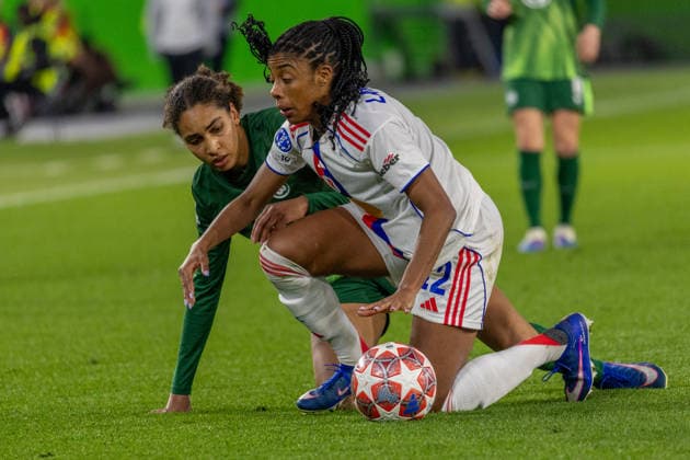 Germany Football UEFA Women™s Champions League 2025 2026, quarter-final VfL Wolfsburg vs OL Lyonnes Volkswagen Arena Wolfsburg Zicai Cora VfL Wolfsburg, 28 in a duel against Lawrence Ashley OL Lyonnes, 12 Copyright: xMichellexLukax
