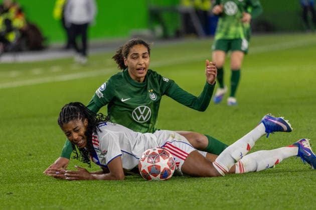 Germany Football UEFA Women™s Champions League 2025 2026, quarter-final VfL Wolfsburg vs OL Lyonnes Volkswagen Arena Wolfsburg Zicai Cora VfL Wolfsburg, 28 in a duel against Lawrence Ashley OL Lyonnes, 12 Copyright: xMichellexLukax