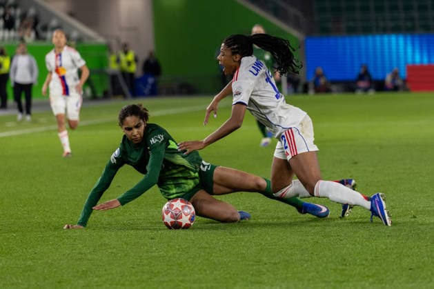 Germany Football UEFA Women™s Champions League 2025 2026, quarter-final VfL Wolfsburg vs OL Lyonnes Volkswagen Arena Wolfsburg Zicai Cora VfL Wolfsburg, 28 in a duel against Lawrence Ashley OL Lyonnes, 12 Copyright: xMichellexLukax