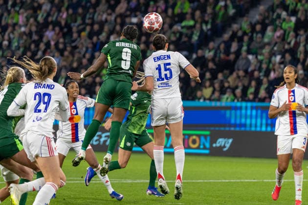 Germany Football UEFA Women™s Champions League 2025 2026, quarter-final VfL Wolfsburg vs OL Lyonnes Volkswagen Arena Wolfsburg Beerensteyn Lineth VfL Wolfsburg, 9 in header duel against Engen Ingrid OL Lyonnes, 15 Copyright: xMichellexLukax