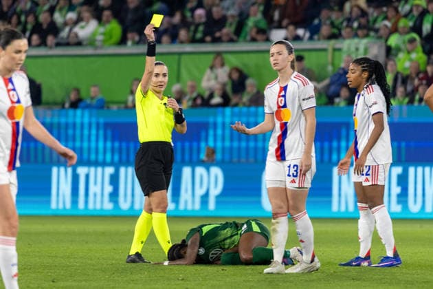 Germany Football UEFA Women™s Champions League 2025 2026, quarter-final VfL Wolfsburg vs OL Lyonnes Volkswagen Arena Wolfsburg Rusta Emanuela Referee with yellow card for Egurrola Damaris OL Lyonnes, 13 Copyright: xMichellexLukax