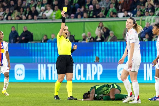 Germany Football UEFA Women™s Champions League 2025 2026, quarter-final VfL Wolfsburg vs OL Lyonnes Volkswagen Arena Wolfsburg Rusta Emanuela Referee with yellow card for Egurrola Damaris OL Lyonnes, 13 Copyright: xMichellexLukax