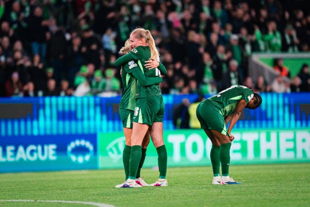 UWCL VfL Wolfsburg vs OL Lyonnes, 24 03 2026 Camilla Küver VfL Wolfsburg, 16 celebrates the victory with the team UEFA Women s Champions League, quarter-final, first leg VfL Wolfsburg vs OL Lyonnes on 24 03 2026 at Volkswagen Arena, Wolfsburg DFB DFL REGULATIONS PROHIBIT ANY USE OF PHOTOGRAPHS AS IMAGE SEQUENCES AND OR QUASI VIDEO Copyright: xBEAUTIFULxSPORTS Tonhäuserx