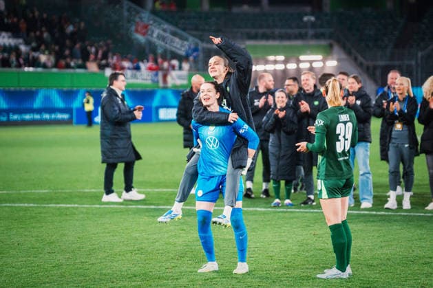 UWCL VfL Wolfsburg vs OL Lyonnes, 24 03 2026 Stina Johannes VfL Wolfsburg, 1 celebrates the victory with Nelly Smolarczyk VfL Wolfsburg, 12 UEFA Women s Champions League, quarter-final, first leg VfL Wolfsburg vs OL Lyonnes on 24 03 2026 at Volkswagen Arena, Wolfsburg DFB DFL REGULATIONS PROHIBIT ANY USE OF PHOTOGRAPHS AS IMAGE SEQUENCES AND OR QUASI VIDEO Copyright: xBEAUTIFULxSPORTS Tonhäuserx