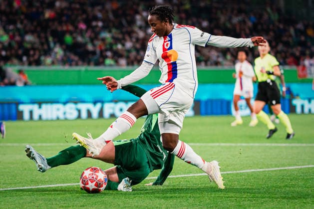 UWCL VfL Wolfsburg vs OL Lyonnes, 24 03 2026 Vicki Becho OL Lyon, 7 vs Sarai Linder VfL Wolfsburg, 39 UEFA Women s Champions League, quarter-final, first leg VfL Wolfsburg vs OL Lyonnes on 24 03 2026 at Volkswagen Arena, Wolfsburg DFB DFL REGULATIONS PROHIBIT ANY USE OF PHOTOGRAPHS AS IMAGE SEQUENCES AND OR QUASI VIDEO Copyright: xBEAUTIFULxSPORTS Tonhäuserx