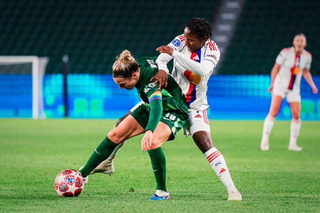 UWCL VfL Wolfsburg vs OL Lyonnes, 24 03 2026 Svenja Huth VfL Wolfsburg, 10 vs Vicki Becho OL Lyon, 7 UEFA Women s Champions League, quarter-final, first leg VfL Wolfsburg vs OL Lyonnes on 24 03 2026 at Volkswagen Arena, Wolfsburg DFB DFL REGULATIONS PROHIBIT ANY USE OF PHOTOGRAPHS AS IMAGE SEQUENCES AND OR QUASI VIDEO Copyright: xBEAUTIFULxSPORTS Tonhäuserx