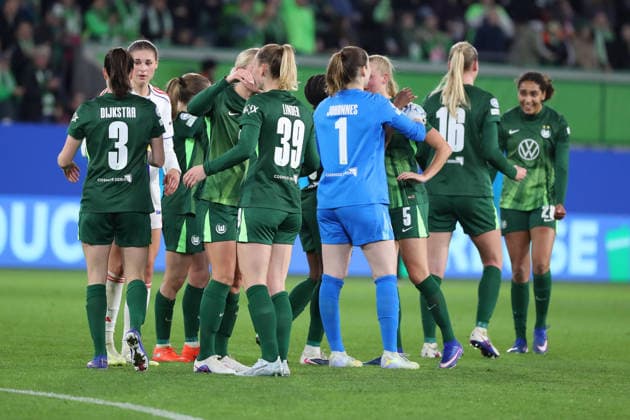 VfL vs Lyon, CL Women, Wolfsburg, 24 03 2026, Football, Women, VfL Wolfsburg vs Olympique Lyon, Champions League, quarter-finals, 2025 2026 season, final cheer AOK Stadion Niedersachsen Germany