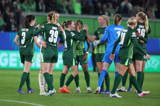 VfL vs Lyon, CL Women, Wolfsburg, 24 03 2026, Football, Women, VfL Wolfsburg vs Olympique Lyon, Champions League, quarter-finals, 2025 2026 season, final cheer AOK Stadion Niedersachsen Germany