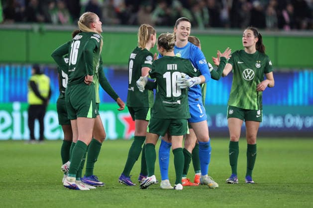 VfL vs Lyon, CL Women, Wolfsburg, 24 03 2026, Football, Women, VfL Wolfsburg vs Olympique Lyon, Champions League, quarter-finals, 2025 2026 season, final cheer AOK Stadion Niedersachsen Germany
