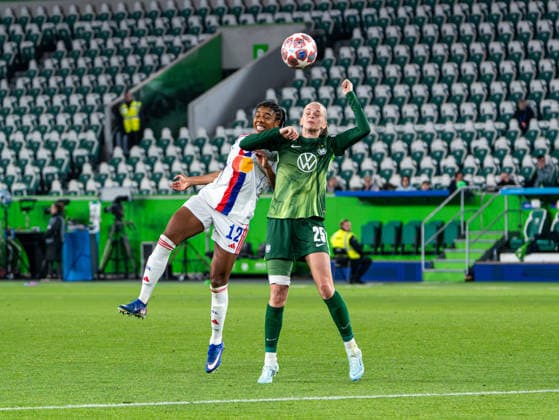 Ashley Lawrence OL Lyonnes, 12 in header duel against Vivien Endemann VfL Wolfsburg, 25 VfL Wolfsburg vs Olympique Lyon, Football, Women UEFA Champions League, Quarter-finals, 2025 2026 season, 24 03 2026 VfL Wolfsburg vs Olympique Lyon, Football, Women UEFA Champions League, Quarter-finals, 2025 2026 season, 24 03 2026 Wolfsburg Copyright: xEibner-Pressefoto DamianxKruczynx EP_DKI