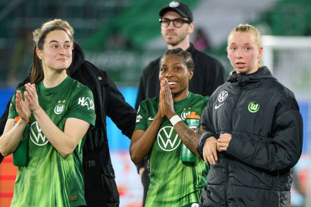 Wolfsburg, Deutschland: 24. März 2026 - UEFA Women™s Champions League - Viertelfinale Hinrunde - VfL Wolfsburg Frauen vs. OL Lyonnes Im Bild: v.li. Caitlin Dijkstra (VfL), Lineth Beerensteyn (VfL) und Ella Peddemors (VfL) beim Abschlussjubel nach dem Sieg gegen OL Lyonnes in Wolfsburg *** Wolfsburg, Germany 24 March 2026 UEFA Women™s Champions League quarter-final first round VfL Wolfsburg Women vs OL Lyonnes Pictured from left Caitlin Dijkstra VfL , Lineth Beerensteyn VfL and Ella Peddemors VfL celebrating after the win against OL Lyonnes in Wolfsburg Copyright: HMBxMedia MadeleinexFantini