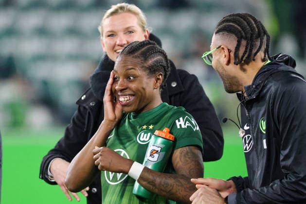 Wolfsburg, Germany 24 March 2026 UEFA Women™s Champions League quarter-final first round VfL Wolfsburg Women vs OL Lyonnes In the picture from left the injured Alexandra Popp VfL and Lineth Beerensteyn VfL at the final celebration after the victory against OL Lyonnes in Wolfsburg Copyright: HMBxMedia MadeleinexFantini