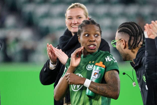 Wolfsburg, Germany 24 March 2026 UEFA Women™s Champions League quarter-final first round VfL Wolfsburg Women vs OL Lyonnes In the picture from left the injured Alexandra Popp VfL and Lineth Beerensteyn VfL at the final celebration after the victory against OL Lyonnes in Wolfsburg Copyright: HMBxMedia MadeleinexFantini