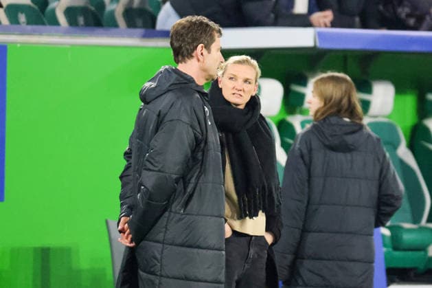 Wolfsburg, Germany 24 March 2026 UEFA Women™s Champions League quarter-final first round VfL Wolfsburg Women vs OL Lyonnes In the picture from left sports director VfL Wolfsburg Ralf Kellermann VfL and the injured Alexandra Popp VfL , who both join Borussia Dortmund for the new season, at the final celebration after the victory against OL Lyonnes in Wolfsburg Copyright: HMBxMedia MadeleinexFantini