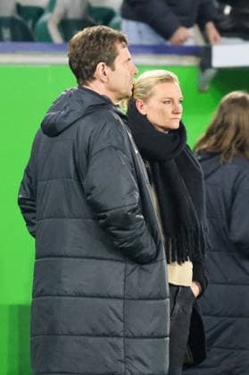 Wolfsburg, Germany 24 March 2026 UEFA Women™s Champions League quarter-final first round VfL Wolfsburg Women vs OL Lyonnes In the picture from left sports director VfL Wolfsburg Ralf Kellermann VfL and the injured Alexandra Popp VfL , who both join Borussia Dortmund for the new season, at the final celebration after the victory against OL Lyonnes in Wolfsburg Copyright: HMBxMedia MadeleinexFantini