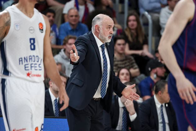 March 24, 2026, Barcelona, Barcelona, Spain: Pablo Laso, head coach of Anadolu Efes Istanbul gestures during the EuroLeague Regular Season Round 33 match played between FC Barcelona, Barca and Anadolu Efes Istanbul at Palau Blaugrana on March 24, 2026 in Barcelona, Spain. Barcelona Spain - ZUMAa181 20260324_zaa_a181_123 Copyright: xJavierxBorregox