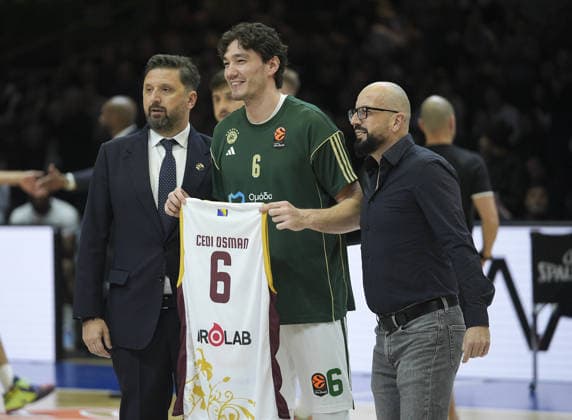 Dubai Basketball v Panathinaikos Aktor Athens - Euroleague SARAJEVO, BOSNIA AND HERZEGOVINA - MARCH 24: Cedi Osman of Panathinaikos AKTOR Athens receives a commemorative jersey before the EuroLeague match at Zetra Arena in Sarajevo, Bosnia and Herzegovina, on March 24, 2026. Samir Jordamovic Anadolu Sarajevo Bosnia and Herzegovina. Editorial use only. Please get in touch for any other usage.  Copyright: x2026xAnadoluxSamirxJordamovicx