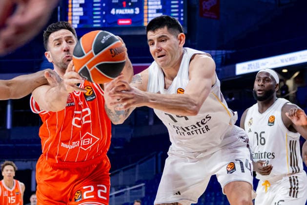 ESP Real Madrid v Hapoel IBI Tel Aviv Euroleague Micic Hapoel and Gabriel Deck of Real Madrid during the Euroleague match, between Real Madrid and Hapoel IBI Tel Aviv played at Movistar Arena Stadium on March 24, 2026 in Madrid Spain Madrid Spain Basketball Copyright: xAlbaxPachecox xAgenciaxLOFx