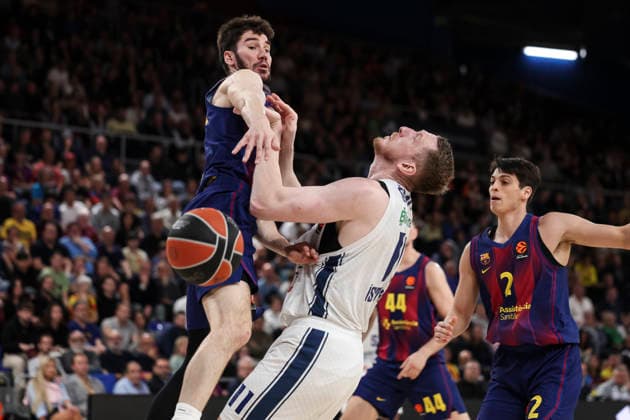 March 24, 2026, Barcelona, Barcelona, Spain: Roland Smits of Anadolu Efes Istanbul and Dario Brizuela of FC Barcelona, Barca fight for the ball during the EuroLeague Regular Season Round 33 match played between FC Barcelona and Anadolu Efes Istanbul at Palau Blaugrana on March 24, 2026 in Barcelona, Spain. Barcelona Spain - ZUMAa181 20260324_zaa_a181_170 Copyright: xJavierxBorregox