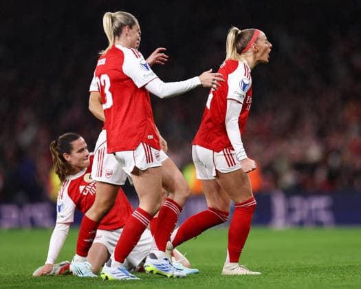 Arsenal gegen Chelsea Frauen 24. März 2026, London UEFA Womens Champions League Viertelfinale Hinspiel Arsenal gegen Chelsea Chloe Kelly von Arsenal feiert ihr zweites Tor mit ihren Mannschaftskameradinnen Foto Jacques Feeney Abseits London UK  Copyright: xJacquesxFeeneyx xOffsidexOffside
