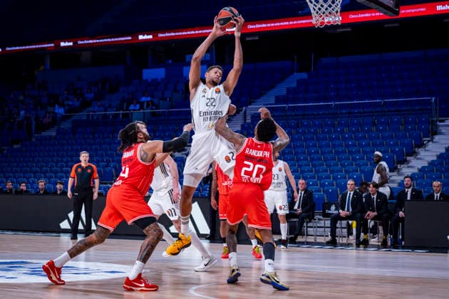 Real Madrid v Hapoel Ibi Tel Aviv - Euroleague 2025 2026 Walter Tavares of Real Madrid (C) in action with the ball during the EuroLeague Regular Season Round 33 match between Real Madrid and Hapoel Ibi Tel Aviv at Movistar Arena on March 24, 2026 in Madrid, Spain. Madrid Movistar Arena Madrid Spain Copyright: xAlbertoxGardinx AGardin_20260324_Basket_Euroleague_Rea_Mad_Hapo_0509