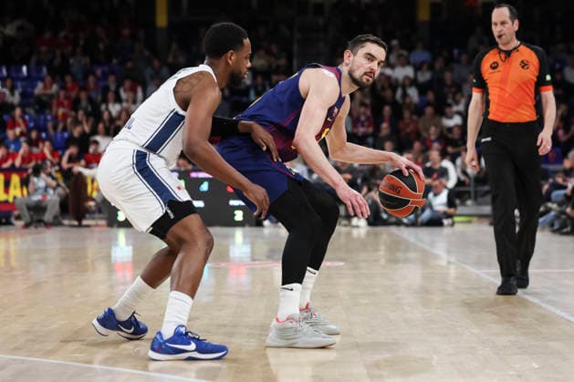 March 24, 2026, Barcelona, Barcelona, Spain: Tomas Satoransky of FC Barcelona, Barca and Jordan Loyd of Anadolu Efes Istanbul in action during the EuroLeague Regular Season Round 33 match played between FC Barcelona and Anadolu Efes Istanbul at Palau Blaugrana on March 24, 2026 in Barcelona, Spain. Barcelona Spain - ZUMAa181 20260324_zaa_a181_202 Copyright: xJavierxBorregox