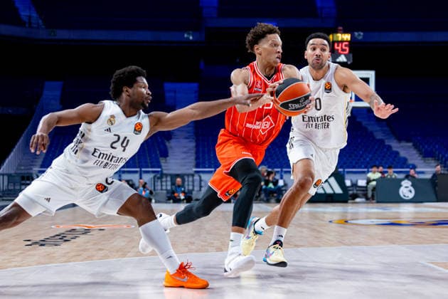 ESP Real Madrid v Hapoel IBI Tel Aviv Euroleague Andres Feliz and Trey Lyles of Real Madrid and Kessler Edwards of Hapoel during the Euroleague match, between Real Madrid and Hapoel IBI Tel Aviv played at Movistar Arena Stadium on March 24, 2026 in Madrid Spain Madrid Spain Basketball Copyright: xAlbaxPachecox xAgenciaxLOFx