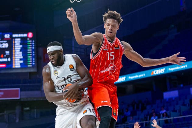 ESP Real Madrid v Hapoel IBI Tel Aviv Euroleague Usman Garuba of Real Madrid Kessler Edwards Hapoel during the Euroleague match, between Real Madrid and Hapoel IBI Tel Aviv played at Movistar Arena Stadium on March 24, 2026 in Madrid Spain Madrid Spain Spain Basketball Copyright: xAlbaxPachecox xAgenciaxLOFx