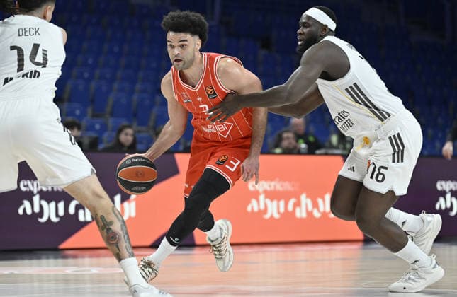 Real Madrid v Hapoel IBI Tel Aviv - EuroLeague MADRID, SPAIN - MARCH 24: Elijah Bryant (C) of Hapoel IBI Tel Aviv competes against Usman Garuba (R) of Real Madrid during the EuroLeague Week 33 match at Movistar Arena in Madrid, Spain, on March 24, 2026. Burak Akbulut Anadolu Madrid Spain. Editorial use only. Please get in touch for any other usage.  Copyright: x2026xAnadoluxBurakxAkbulutx