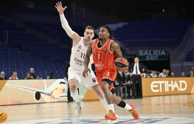 Real Madrid v Hapoel IBI Tel Aviv - EuroLeague MADRID, SPAIN - MARCH 24: Chris Jones (R) of Hapoel IBI Tel Aviv competes against Mario Hezonja (L) of Real Madrid during the EuroLeague Week 33 match at Movistar Arena in Madrid, Spain, on March 24, 2026. Burak Akbulut Anadolu Madrid Spain. Editorial use only. Please get in touch for any other usage.  Copyright: x2026xAnadoluxBurakxAkbulutx