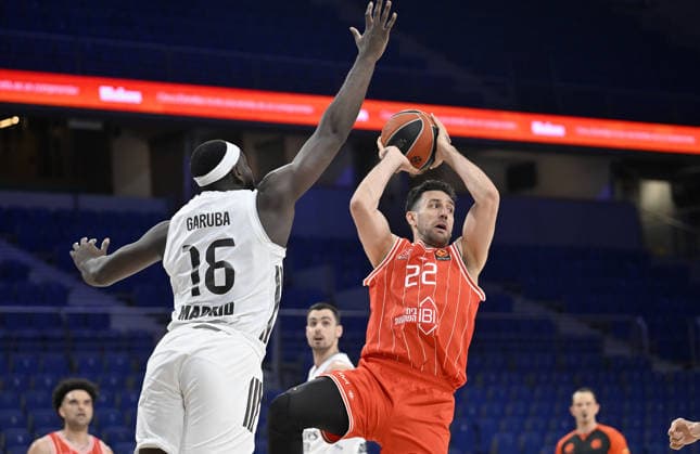 Real Madrid v Hapoel IBI Tel Aviv - EuroLeague MADRID, SPAIN - MARCH 24: Vasilije Micic (R) of Hapoel IBI Tel Aviv competes against Usman Garuba (L) of Real Madrid during the EuroLeague Week 33 match at Movistar Arena in Madrid, Spain, on March 24, 2026. Burak Akbulut Anadolu Madrid Spain. Editorial use only. Please get in touch for any other usage.  Copyright: x2026xAnadoluxBurakxAkbulutx