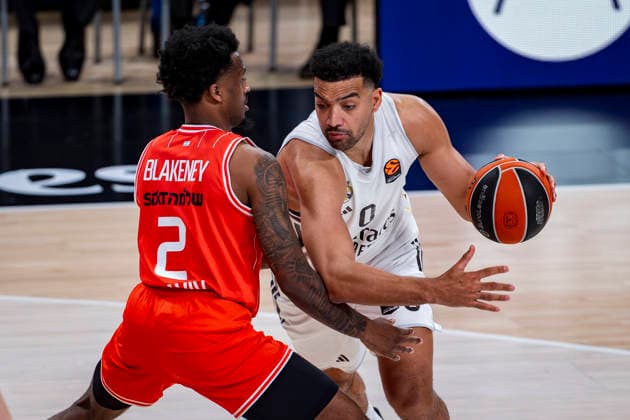 Real Madrid v Hapoel Ibi Tel Aviv - Euroleague 2025 2026 Trey Lyles of Real Madrid (R) in action with the ball defended by Antonio Blakeney of Hapoel Ibi Tel Aviv (L) during the EuroLeague Regular Season Round 33 match between Real Madrid and Hapoel Ibi Tel Aviv at Movistar Arena on March 24, 2026 in Madrid, Spain. Madrid Movistar Arena Madrid Spain Copyright: xAlbertoxGardinx AGardin_20260324_Basket_Euroleague_Rea_Mad_Hapo_0974