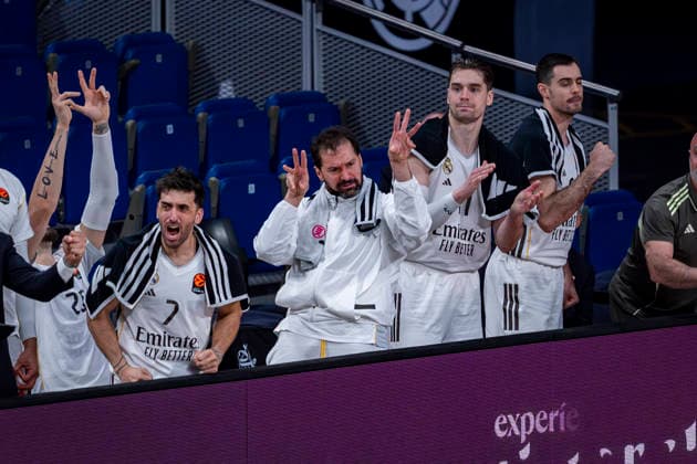 Real Madrid v Hapoel Ibi Tel Aviv - Euroleague 2025 2026 Players of Real Madrid (from L to R) Facundo Campazzo, Sergio Llull, Mario Hezonja, Alberto Abalde celebrate during the EuroLeague Regular Season Round 33 match between Real Madrid and Hapoel Ibi Tel Aviv at Movistar Arena on March 24, 2026 in Madrid, Spain. Madrid Movistar Arena Madrid Spain Copyright: xAlbertoxGardinx AGardin_20260324_Basket_Euroleague_Rea_Mad_Hapo_0976