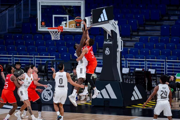 Real Madrid v Hapoel Ibi Tel Aviv - Euroleague 2025 2026 Kessler Edwards of Hapoel Ibi Tel Aviv (R) in action with the ball defended by Theo Maledon of Real Madrid (L) during the EuroLeague Regular Season Round 33 match between Real Madrid and Hapoel Ibi Tel Aviv at Movistar Arena on March 24, 2026 in Madrid, Spain. Madrid Movistar Arena Madrid Spain Copyright: xAlbertoxGardinx AGardin_20260324_Basket_Euroleague_Rea_Mad_Hapo_0978