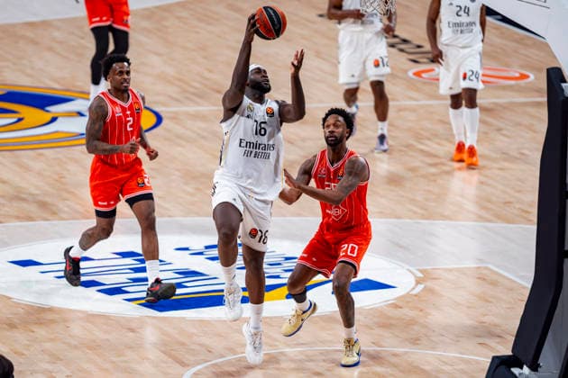 Real Madrid v Hapoel Ibi Tel Aviv - Euroleague 2025 2026 Usman Garuba of Real Madrid (L) in action with the ball during the EuroLeague Regular Season Round 33 match between Real Madrid and Hapoel Ibi Tel Aviv at Movistar Arena on March 24, 2026 in Madrid, Spain. Madrid Movistar Arena Madrid Spain Copyright: xAlbertoxGardinx AGardin_20260324_Basket_Euroleague_Rea_Mad_Hapo_0980