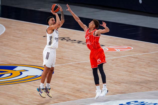 Real Madrid v Hapoel Ibi Tel Aviv - Euroleague 2025 2026 Trey Lyles of Real Madrid (L) in action with the ball defended by Kessler Edwards of Hapoel Ibi Tel Aviv (R) during the EuroLeague Regular Season Round 33 match between Real Madrid and Hapoel Ibi Tel Aviv at Movistar Arena on March 24, 2026 in Madrid, Spain. Madrid Movistar Arena Madrid Spain Copyright: xAlbertoxGardinx AGardin_20260324_Basket_Euroleague_Rea_Mad_Hapo_0984