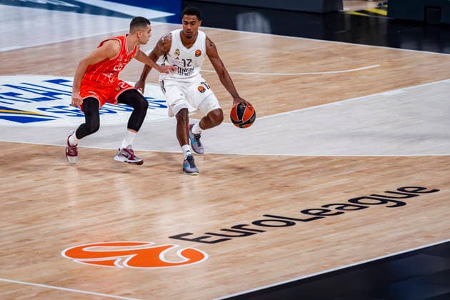 Real Madrid v Hapoel Ibi Tel Aviv - Euroleague 2025 2026 Theo Maledon of Real Madrid (R) in action with the ball during the EuroLeague Regular Season Round 33 match between Real Madrid and Hapoel Ibi Tel Aviv at Movistar Arena on March 24, 2026 in Madrid, Spain. Madrid Movistar Arena Madrid Spain Copyright: xAlbertoxGardinx AGardin_20260324_Basket_Euroleague_Rea_Mad_Hapo_0985
