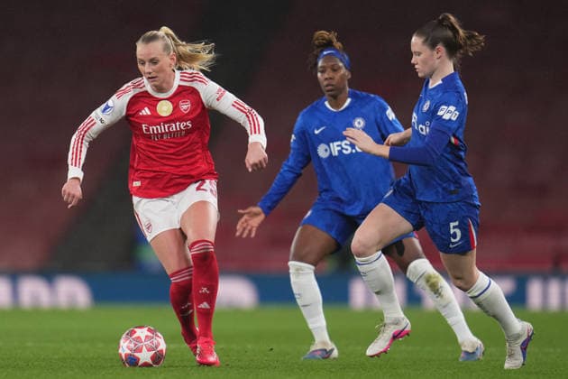 UEFA Women s Champions League Quarter-finals Arsenal v Chelsea Stina Blackstenius of Arsenal with the ball under pressure during the UEFA Women s Champions League Quarter-finals match Arsenal vs Chelsea at Arsenal Stadium, London, United Kingdom on 24 March 2026 (Photo by Harvey Murphy News Images) Copyright: xHarveyxMurphy NewsxImagesx