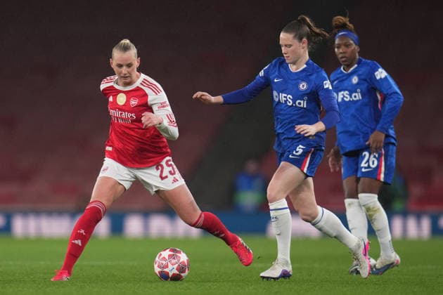 UEFA Women s Champions League Quarter-finals Arsenal v Chelsea Stina Blackstenius of Arsenal with the ball under pressure during the UEFA Women s Champions League Quarter-finals match Arsenal vs Chelsea at Arsenal Stadium, London, United Kingdom on 24 March 2026 (Photo by Harvey Murphy News Images) Copyright: xHarveyxMurphy NewsxImagesx