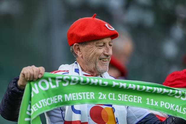 GER, Wolfsburg, VfL Wolfsburg vs Olympique Lyon, WomenÂs Champions League, Football, UEFA, Season 2025 2026, AOK Arena, Quarterfinals, First leg in picture Fan Olympique Lyon Women with scarf from Vfl Wolfsburg DFB DFL REGULATIONS PROHIBIT ANY USE OF PHOTOGRAPHS AS IMAGE SEQUENCES AND OR QUASI VIDEO, 24 03 2026 Copyright: HMBxMedia HendrikxHamelau