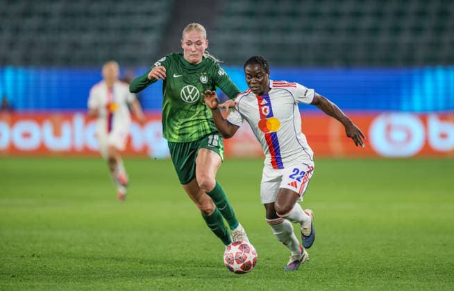 GER, Wolfsburg, VfL Wolfsburg vs Olympique Lyon, WomenÂs Champions League, Football, UEFA, Season 2025 2026, AOK Arena, Quarter-final, First leg in picture v l Camilla Küver VfL Wolfsburg Women 16 , Tabitha Chawinga Olympique Lyon Women 22 , Duel DFB DFL REGULATIONS PROHIBIT ANY USE OF PHOTOGRAPHS AS IMAGE SEQUENCES AND OR QUASI VIDEO, 24 03 2026 Copyright: HMBxMedia HendrikxHamelau