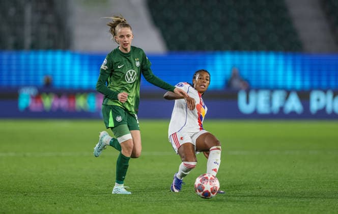 GER, Wolfsburg, VfL Wolfsburg vs Olympique Lyon, WomenÂs Champions League, Football, UEFA, Season 2025 2026, AOK Arena, Quarter-final, First leg in picture f l Vivien Endemann VfL Wolfsburg Women 25 , Ashley Lawrence Olympique Lyon Women 12 DFB DFL REGULATIONS PROHIBIT ANY USE OF PHOTOGRAPHS AS IMAGE SEQUENCES AND OR QUASI VIDEO, 24 03 2026 Copyright: HMBxMedia HendrikxHamelau